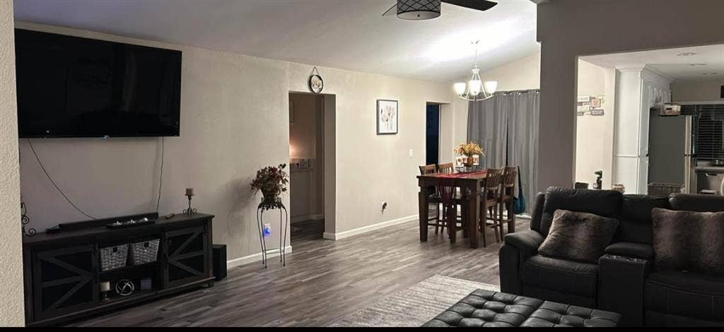 Spacious room w/ natural light !