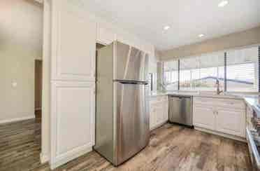 Spacious room w/ natural light !