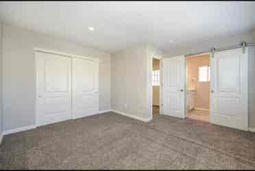 Spacious room w/ natural light !