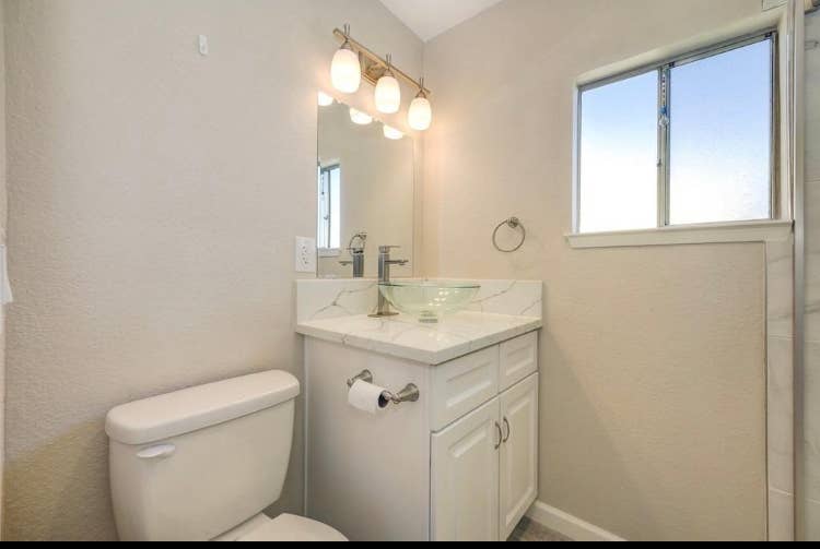 Spacious room w/ natural light !