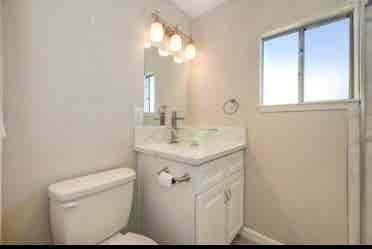 Spacious room w/ natural light !