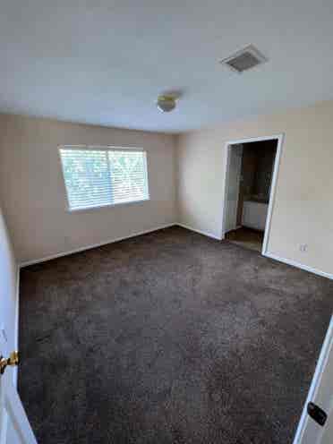 Private room for rent $ + UTI