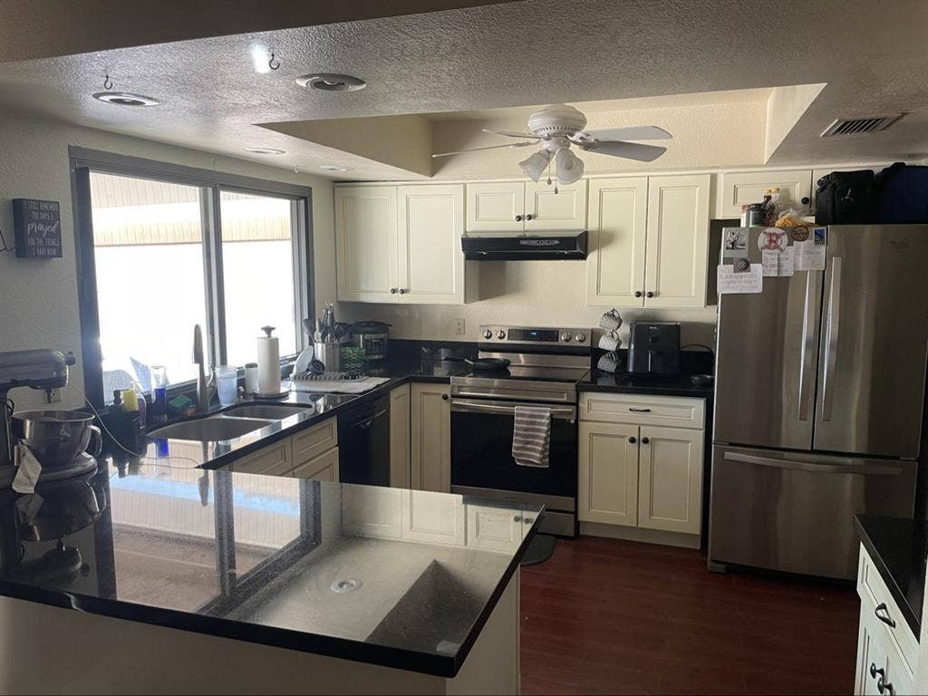 2 rooms available only one pictured