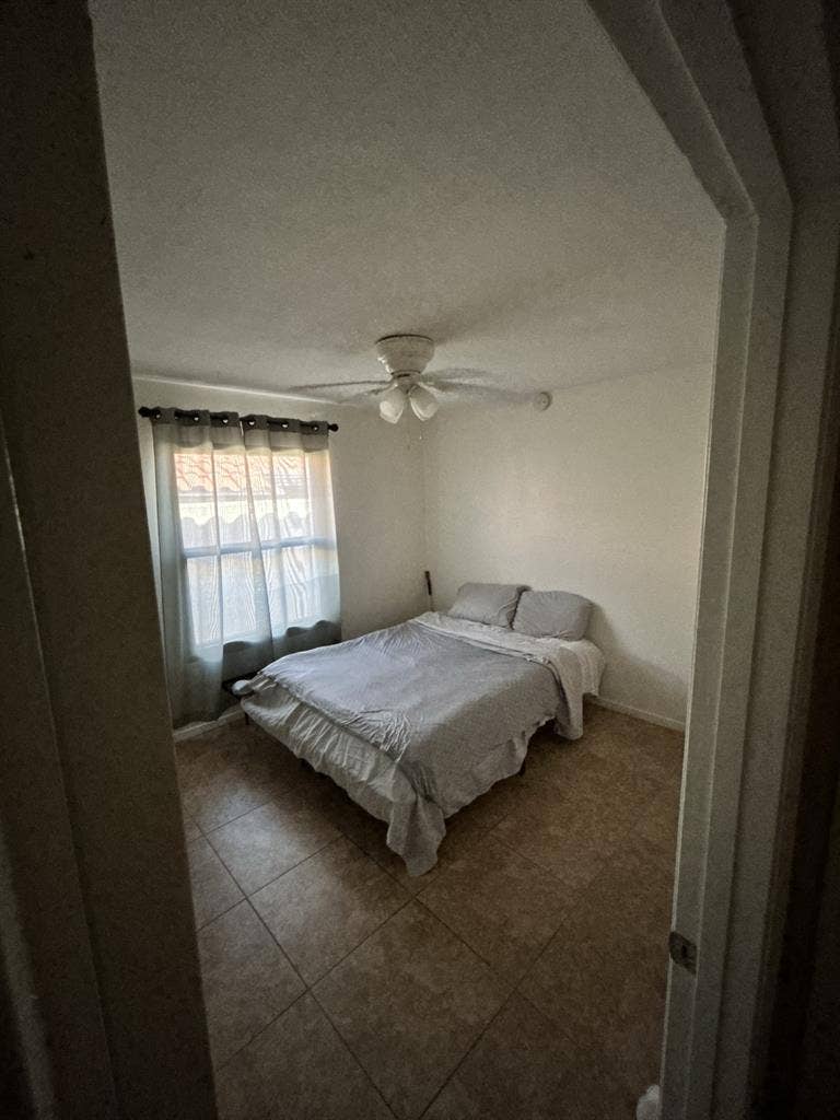 2 rooms available only one pictured