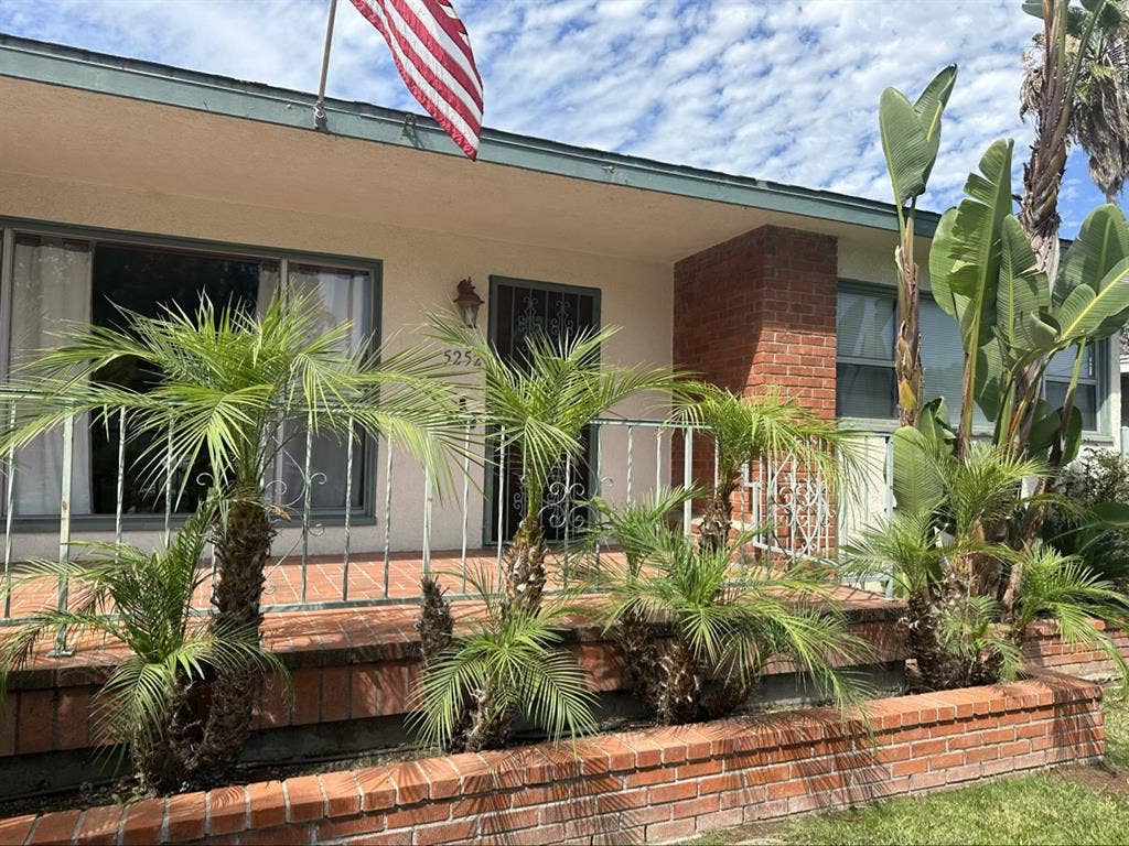 2 roommates;
Gary St, San Diego, CA