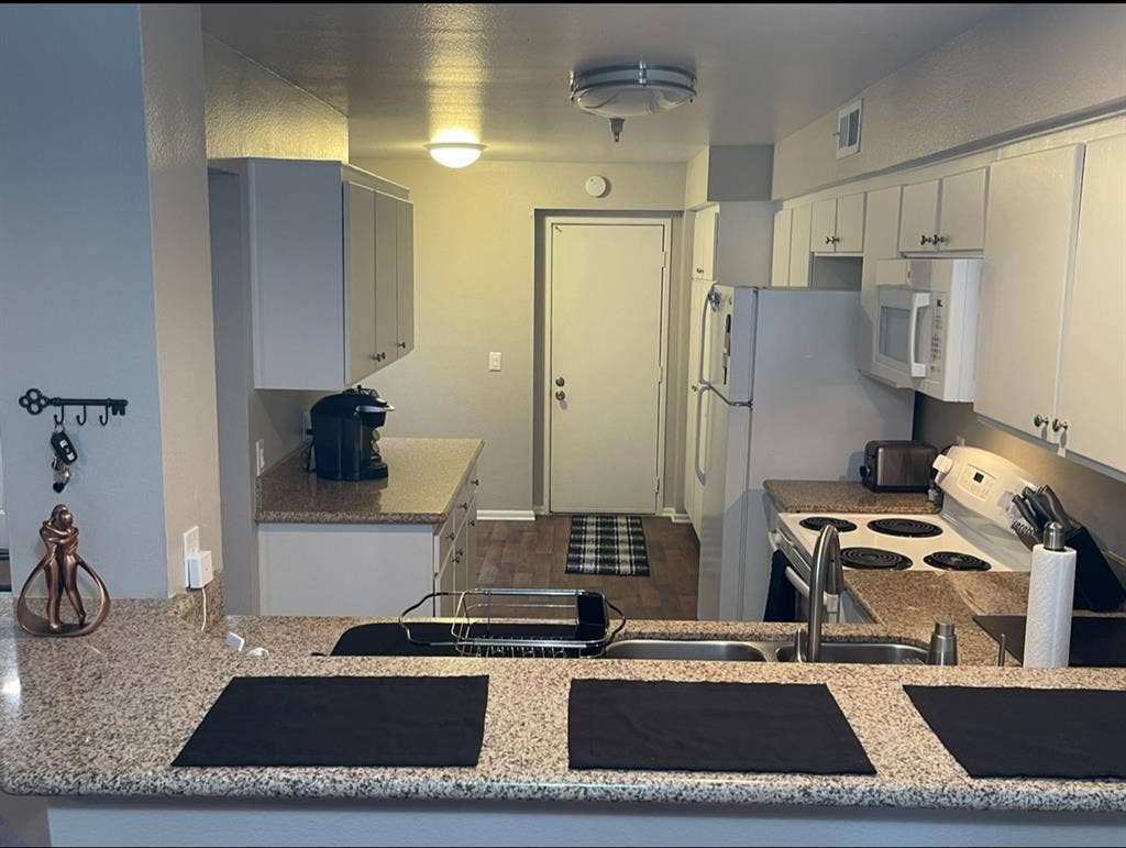 Mini Master Bedroom, Private Bath!