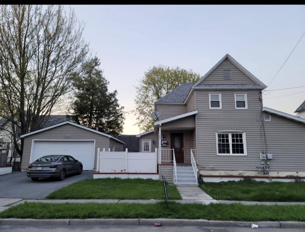 Looking for roommate