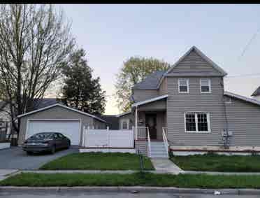 Looking for roommate
