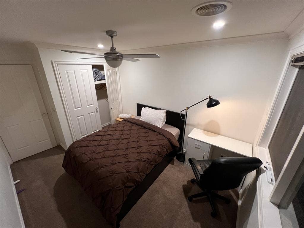Big Cheap Room for Rent Point Cook