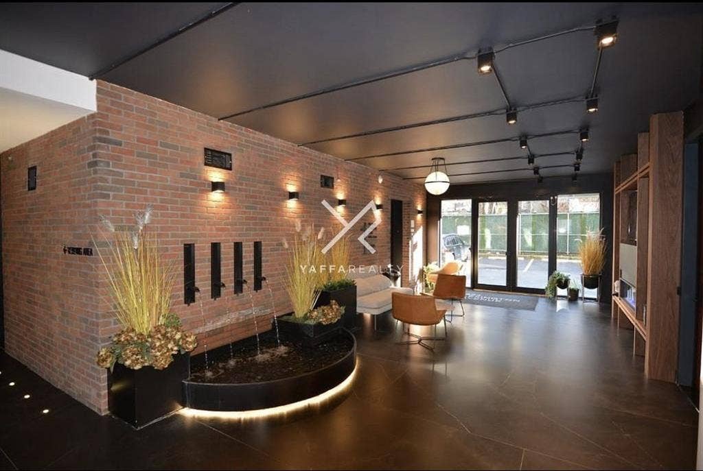 Room available for lease June 1!