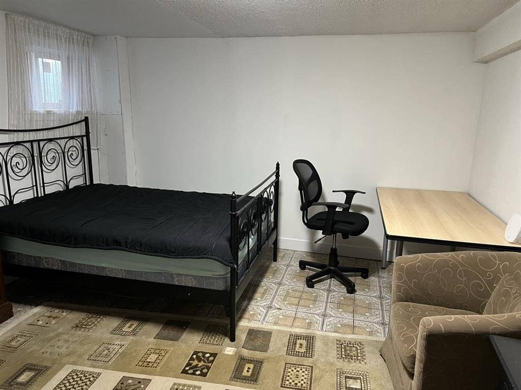 Furnished private room in 3BR suite