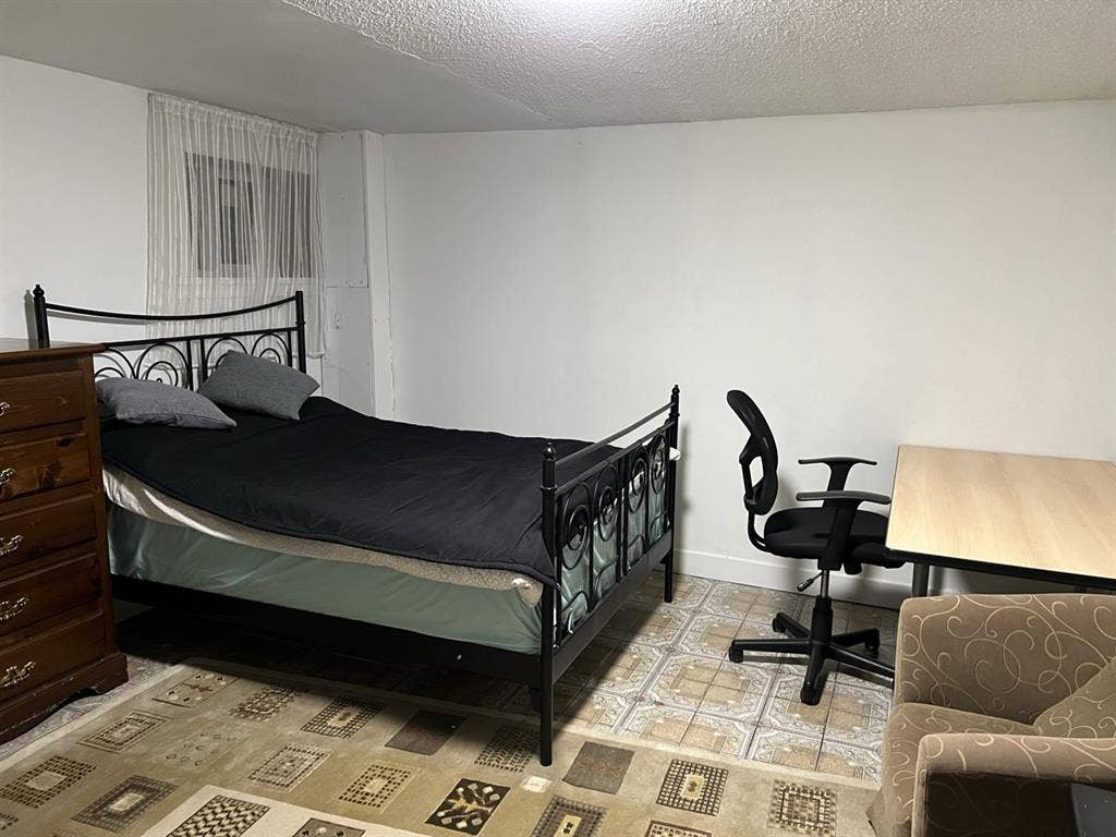 Furnished private room in 3BR suite
