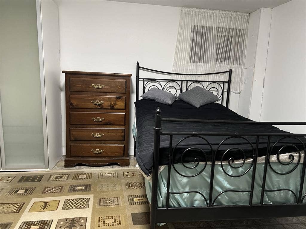 Furnished private room in 3BR suite