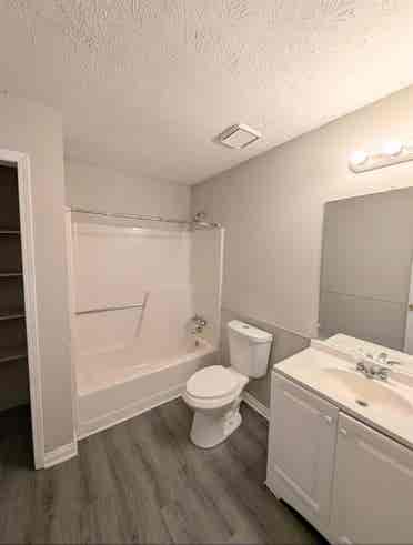 Master Bedroom w. Private Bathroomm