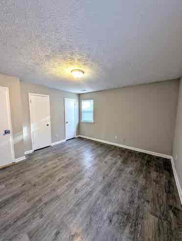 Master Bedroom w. Private Bathroomm