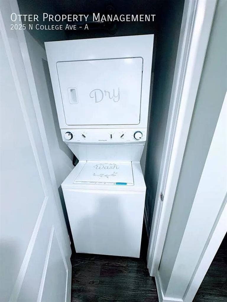 Room w/walk-in closet, private bath