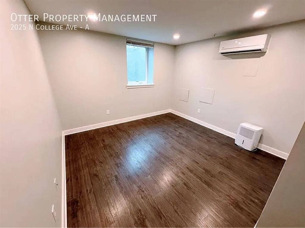 Room w/walk-in closet, private bath