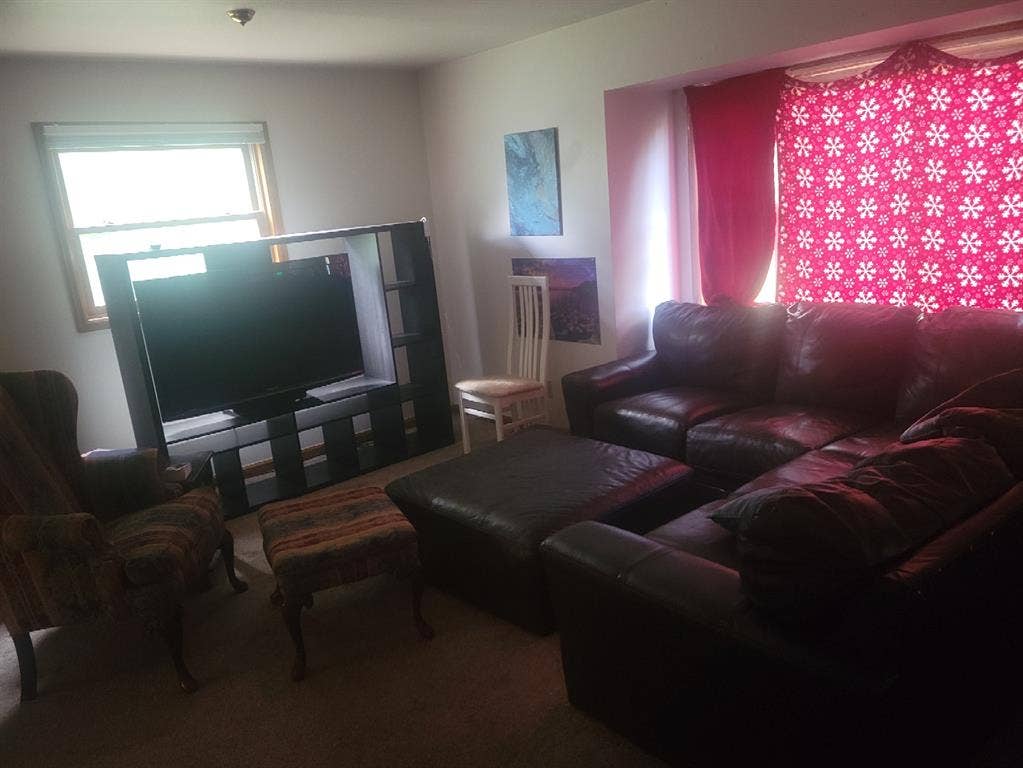 We are looking for a roomate