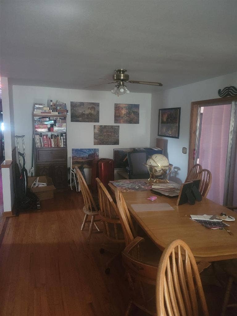 We are looking for a roomate