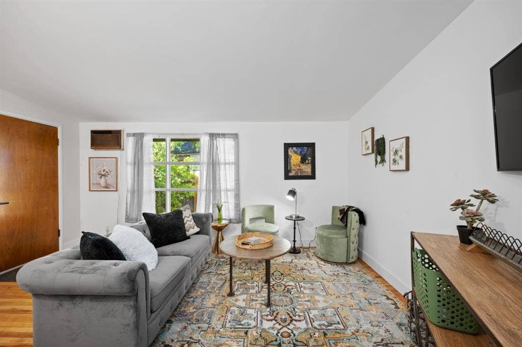 Large bedroom 1 Female roommate