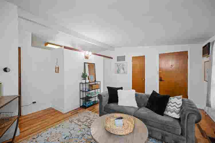 Bedroom 1 Female roommate