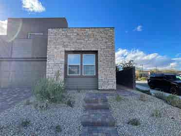 Available for rent: studio space