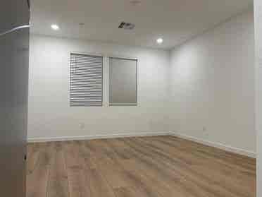 Available for rent: studio space