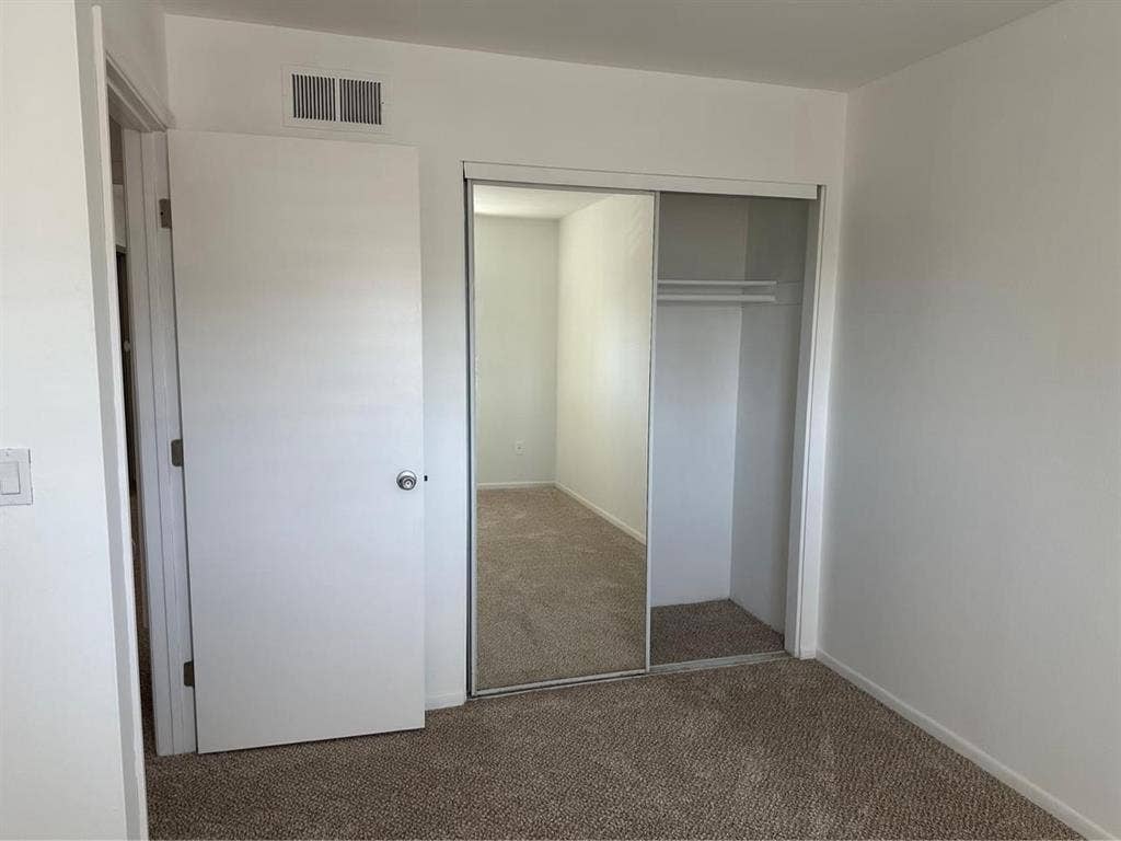 Looking for roomate in b