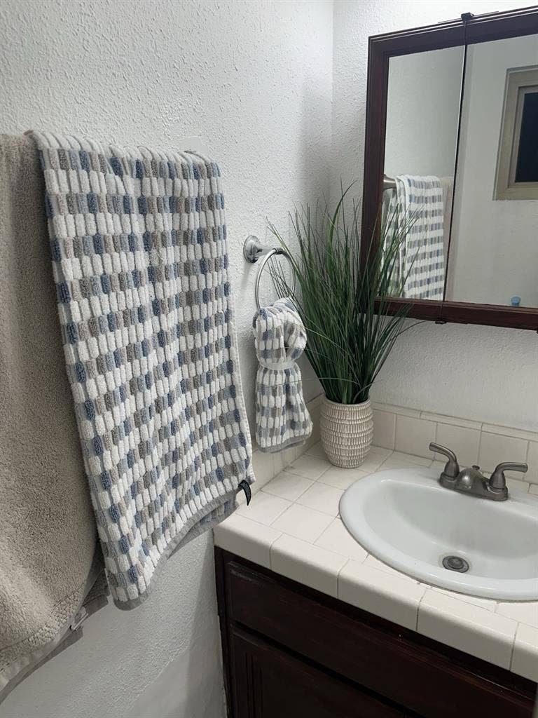 Looking for roomate in b