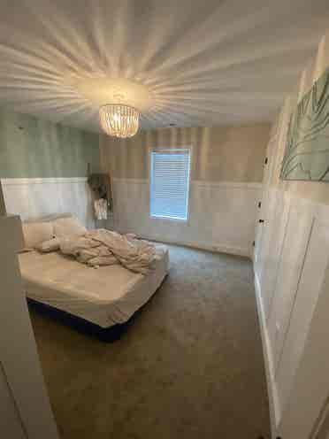 3 upstairs rooms available - Monroe