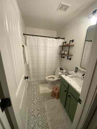 3 upstairs rooms available - Monroe