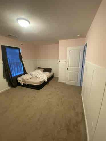 3 upstairs rooms available - Monroe