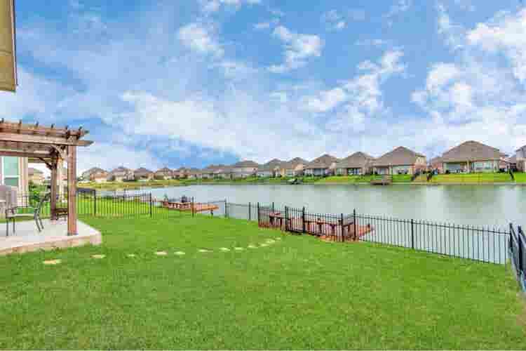 Katy lake house room for rent