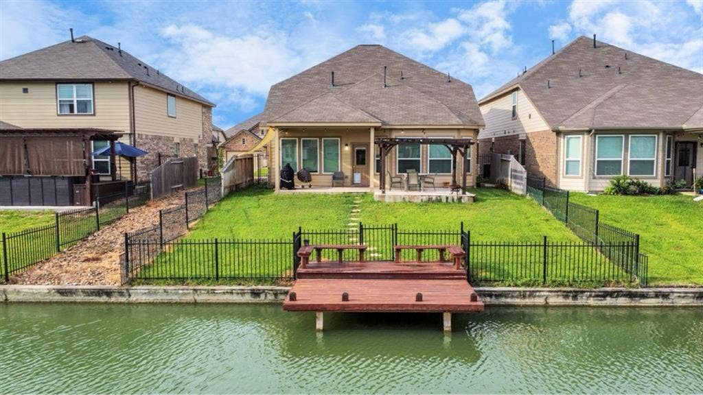 Katy lake house room for rent