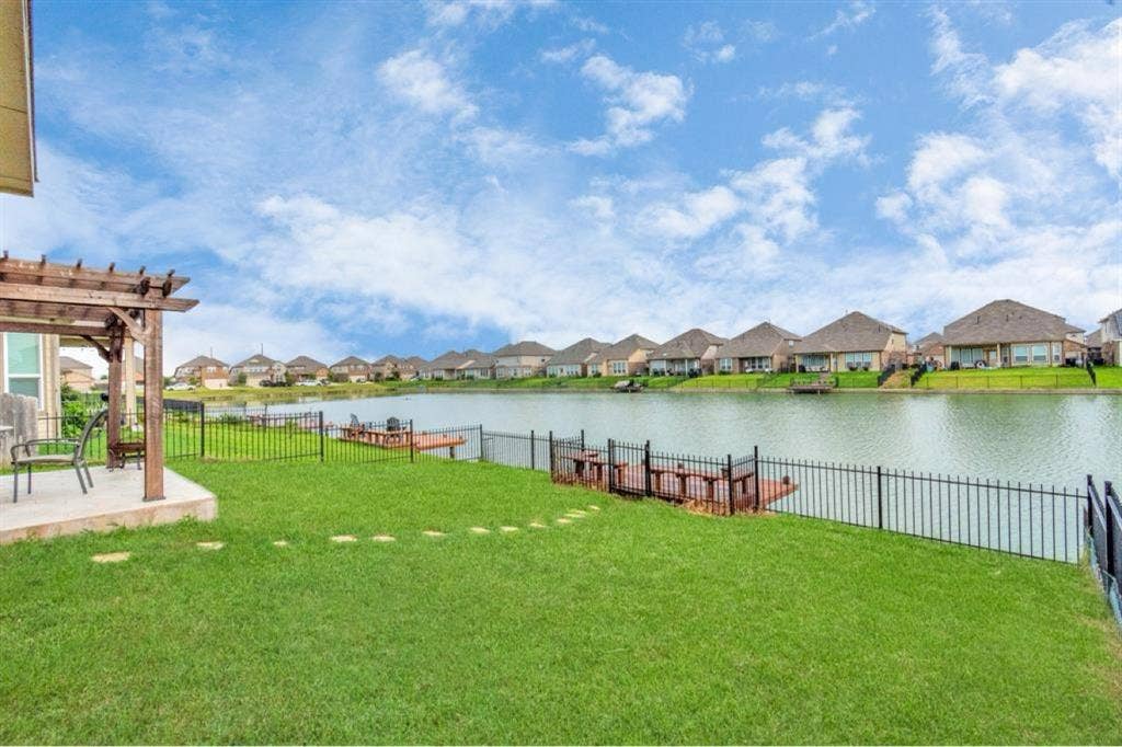 Katy lake house room for rent