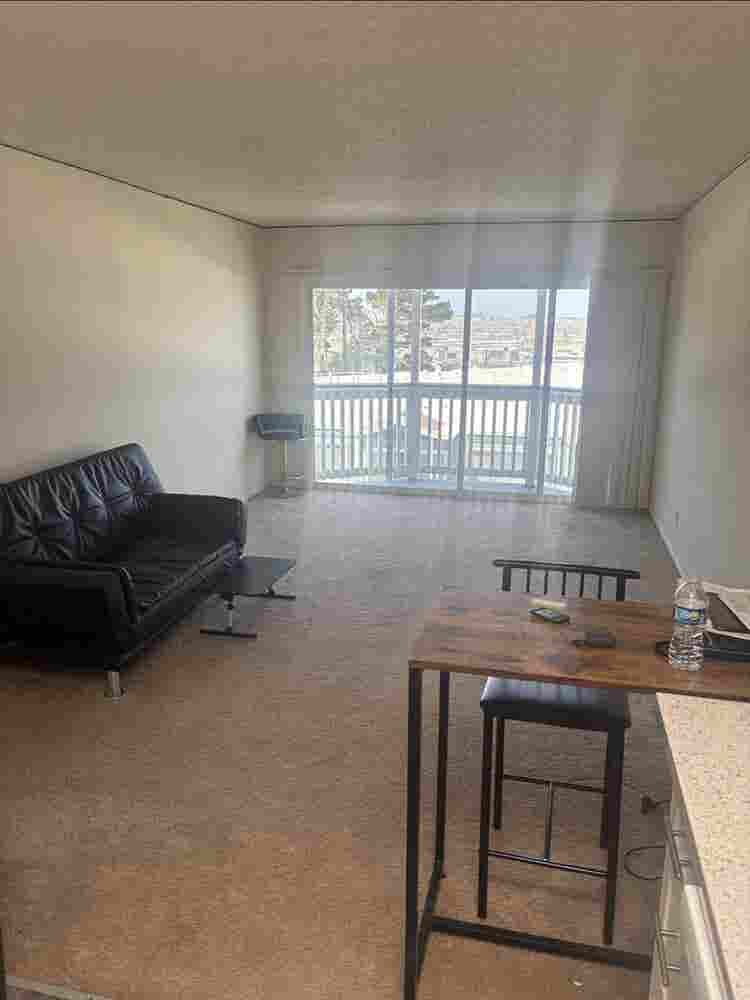 Iso Roomate June 1st move in