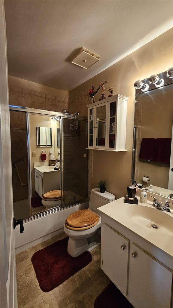 Furnished room with pvt. bathroom.