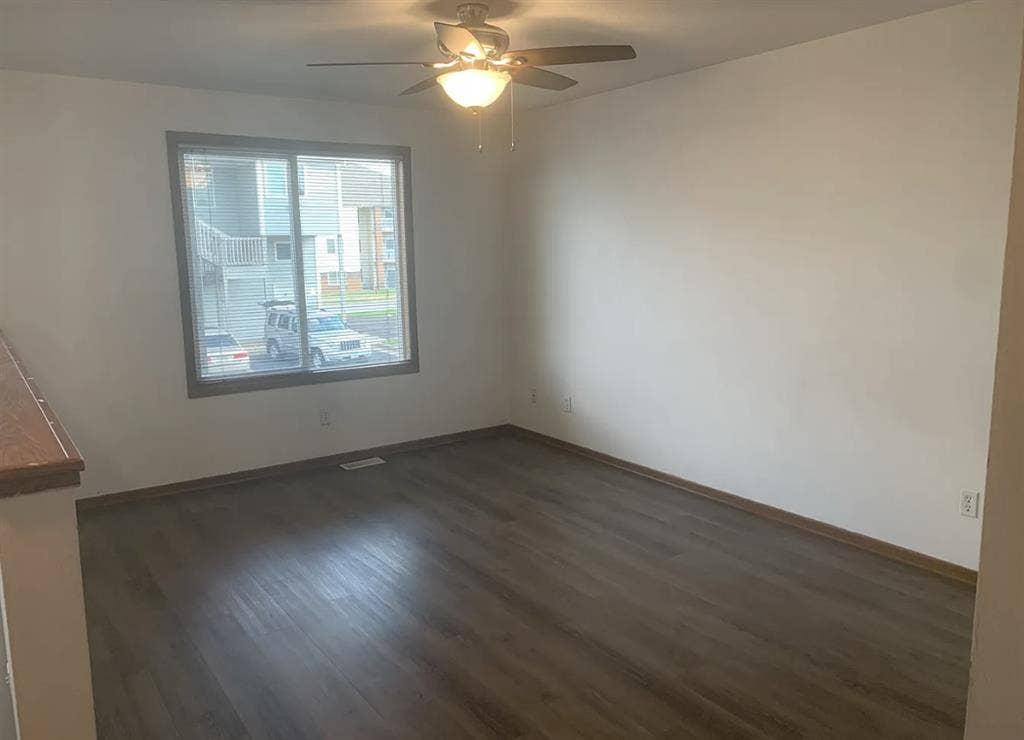 Looking for 2 female roommates