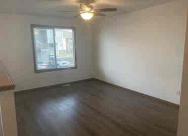 Looking for 2 female roommates
