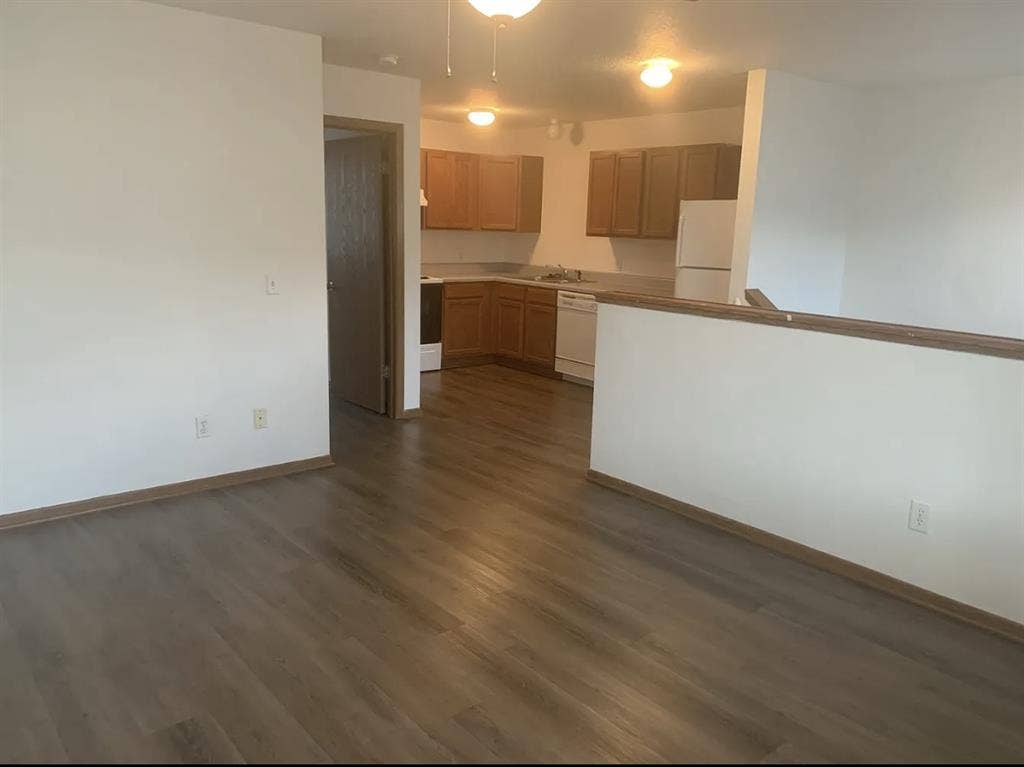 Looking for 2 female roommates