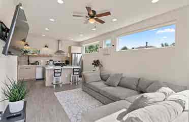 Charming Private Carriage House