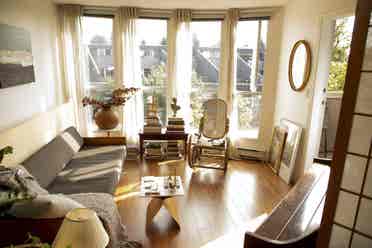 bright BDRM in cozy kits apt.