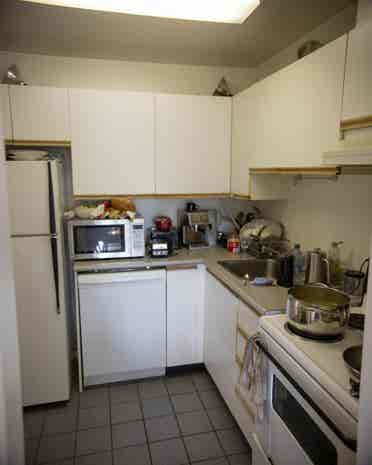 bright BDRM in cozy kits apt.