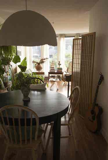 bright BDRM in cozy kits apt.