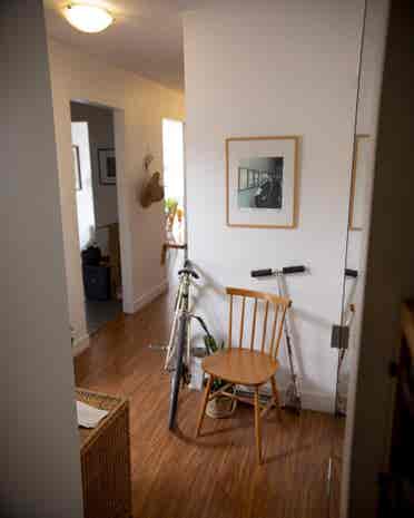 bright BDRM in cozy kits apt.