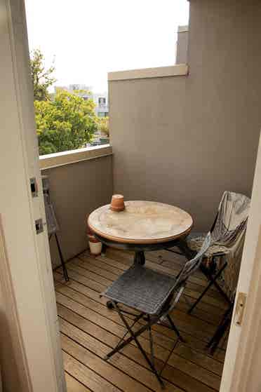 bright BDRM in cozy kits apt.