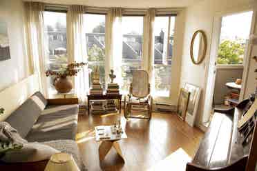 bright BDRM in cozy kits apt.