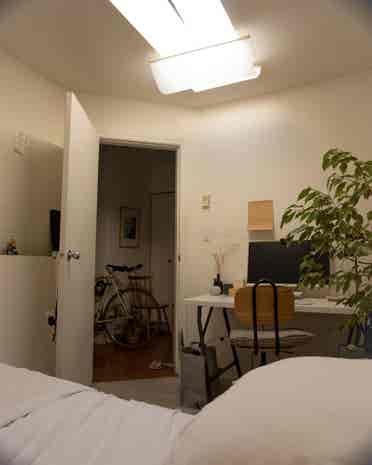 bright BDRM in cozy kits apt.