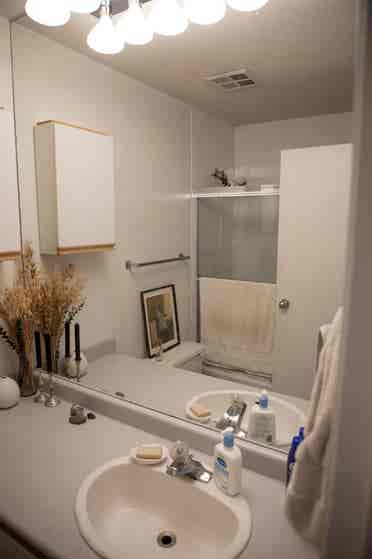 bright BDRM in cozy kits apt.