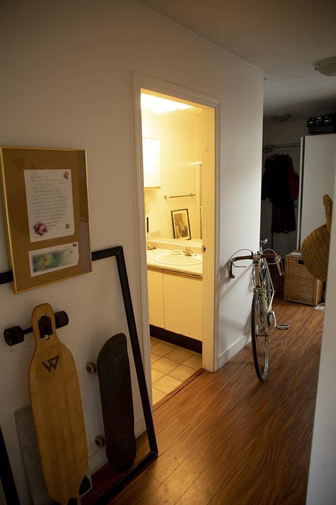 bright BDRM in cozy kits apt.